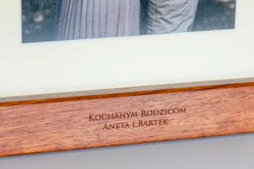 ZDJĘCIE W RAMIE Z LITEGO DREWNA W PASSE-PARTOUT - obrazek 2